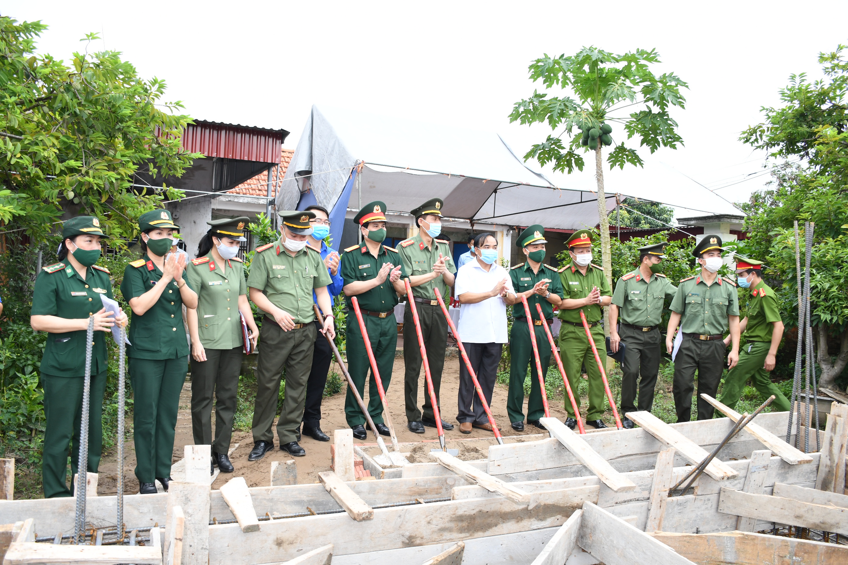 Khởi công  xây dựng 